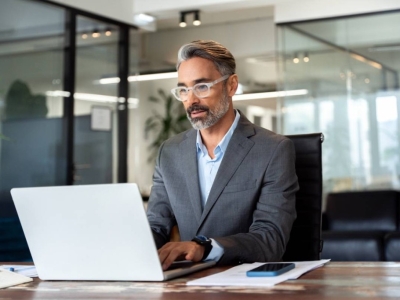 Composer un poste de travail complet : retour, crédence et caisson