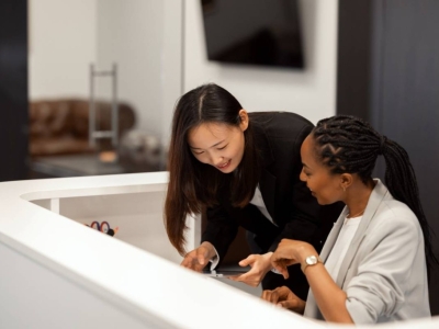 Matériaux et finitions pour une banque d'accueil design et durable