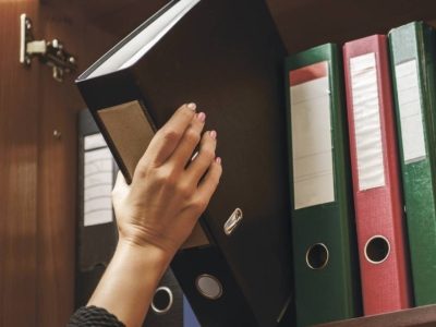 Guide des armoires de bureau : battantes ou coulissantes ?